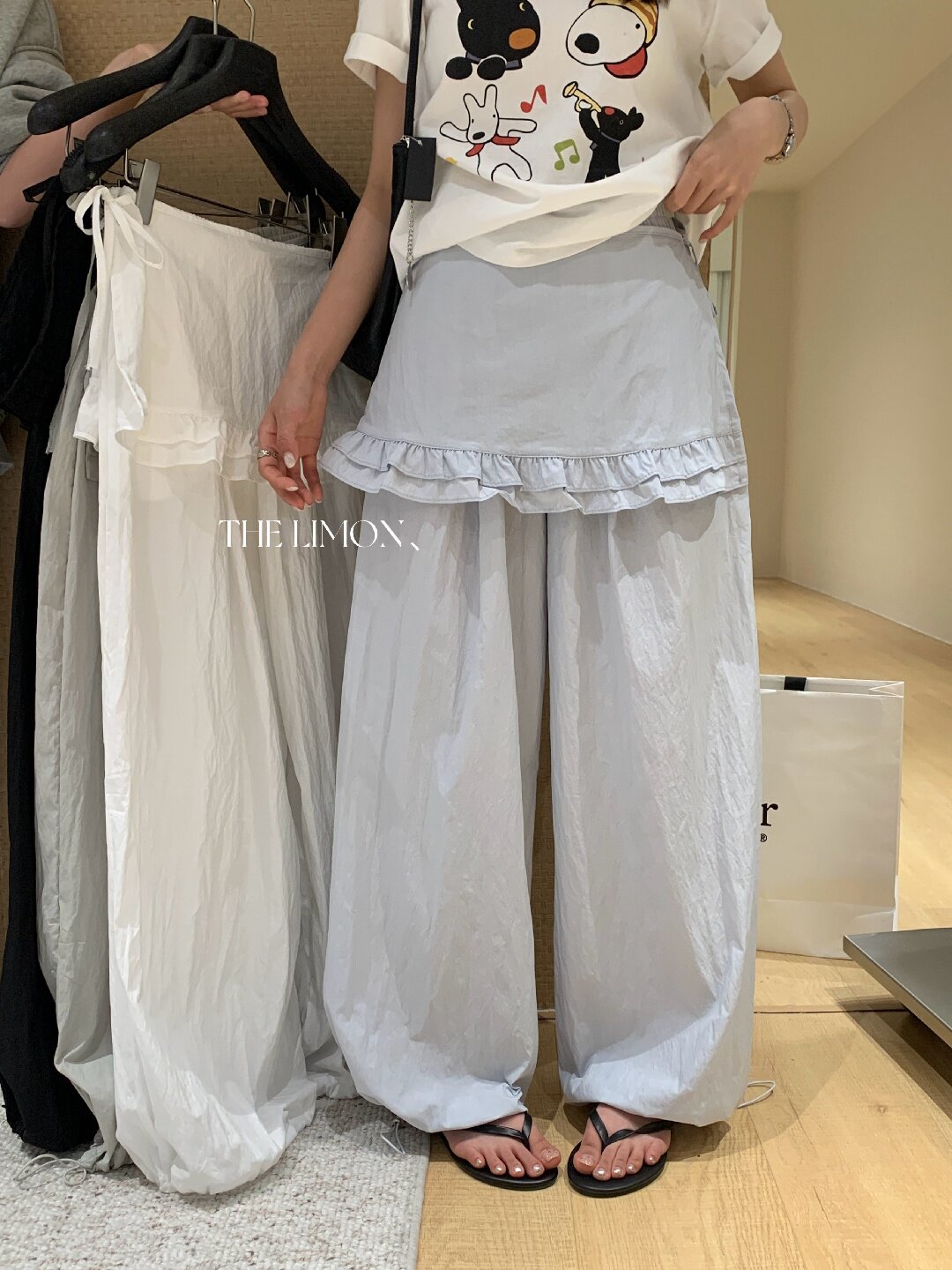 Quần culottes nữ ống rộng cạp cao, phối viền ren xếp tầng, dáng suông rộng, thanh lịch và thoải mái — màu đen, Xanh da trờicolor, màu trắng, Đá vôi chi tiết 50