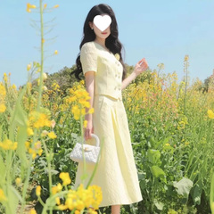2025超火夏装一整套奶黄色小香风套装富家千金感巨好看衬衫配半裙