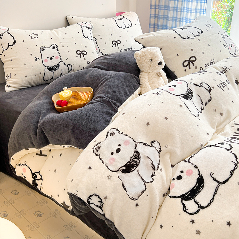 Cama de dibujos animados de leche de seda de cuatro piezas 2026 nueva sábanas de seda de coral de otoño y invierno cubierta de colcha de cama de tres piezas