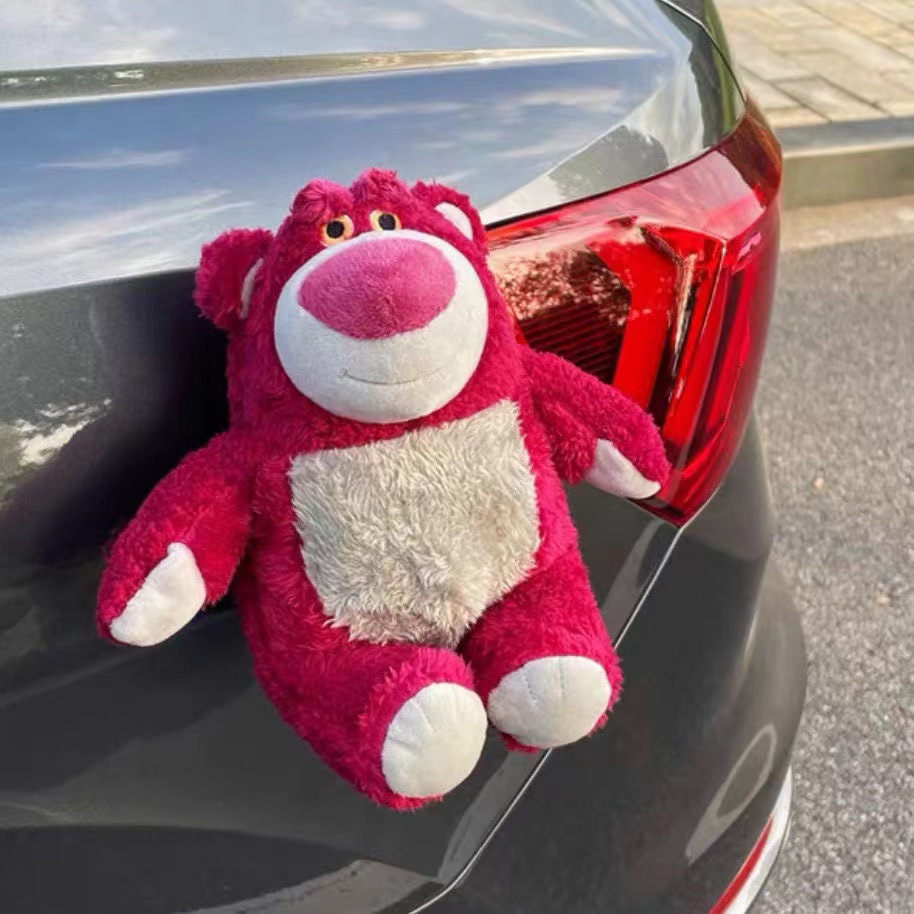 Osos de fresa colgante muñeca coche eléctrico motocicleta colgante desmontable muñeca de peluche decoración del maletero