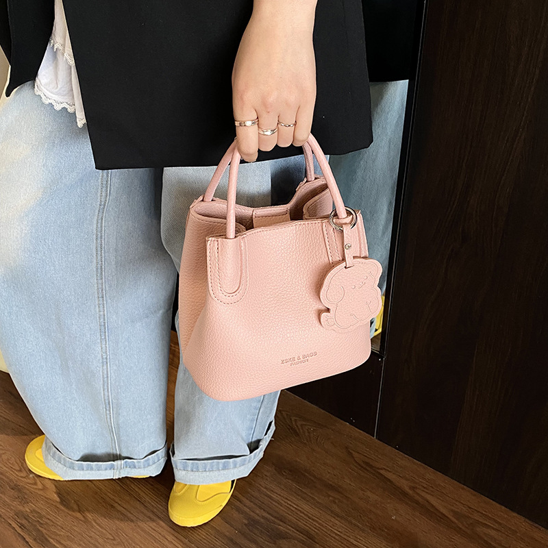 Bolso de patrón de lichi de alta gama para damas 2025 verano nuevo bolso de mensajero popular de todo fósforo bolso de cubo portátil de moda