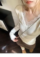 【260克徳絨毛】vネックはレースの長袖tシャツの女性の修身の気質の上着の白い色をつなぎ合わせます。