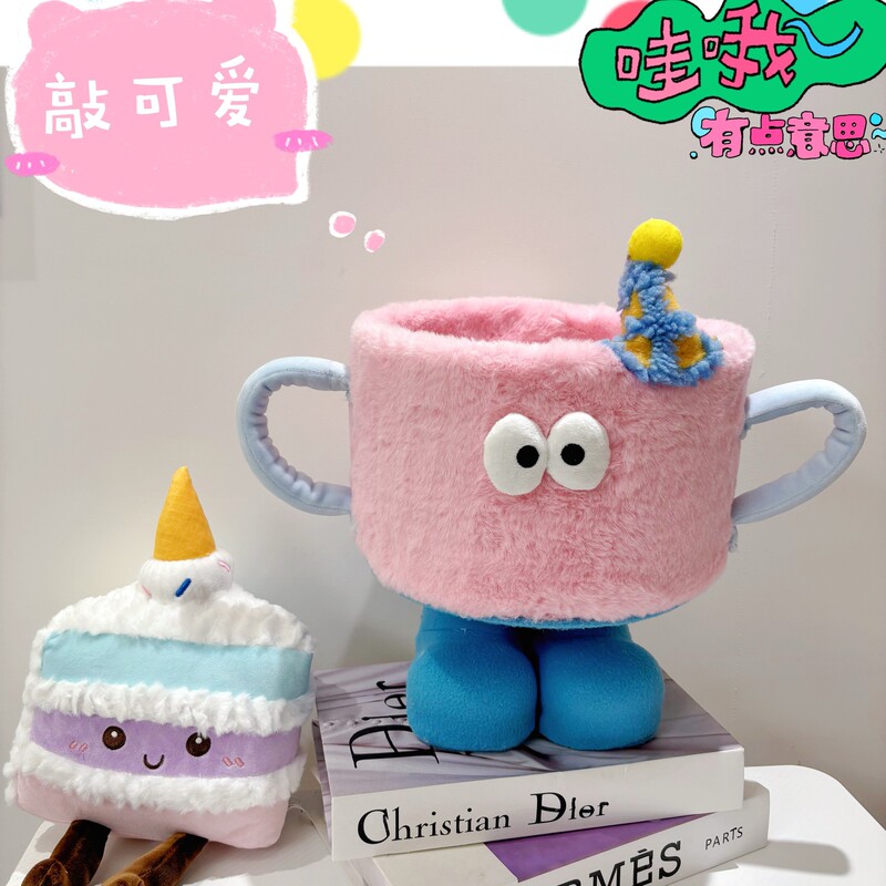 小怪獣は子羊の毛の綿の紐を収納してかごを整理します。|undefined