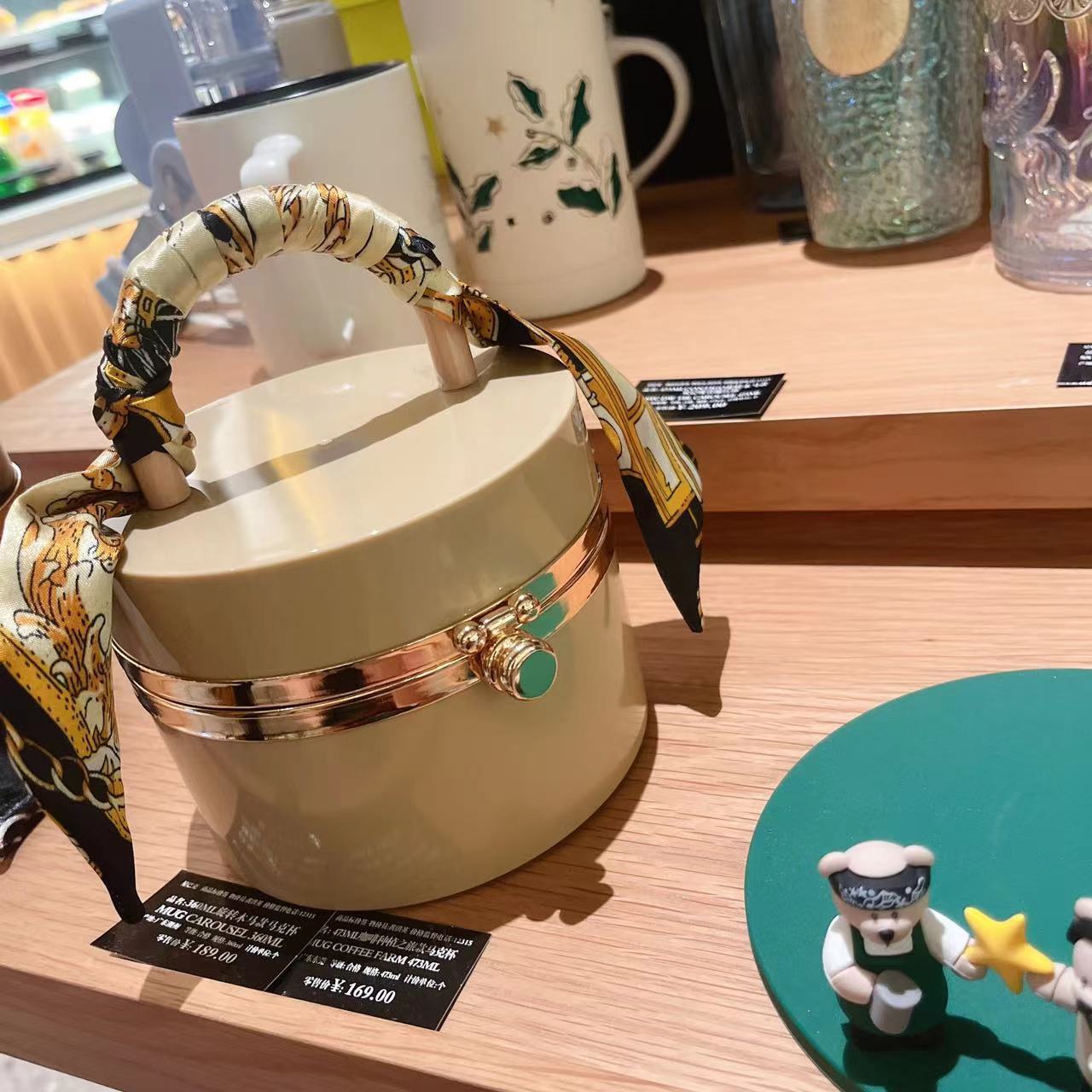 The 2025 new style women's bag is a trendy and fashionable candy-colored acrylic bag, a hand-held silk scarf, a lockable dinner bag, and a box bag undefined