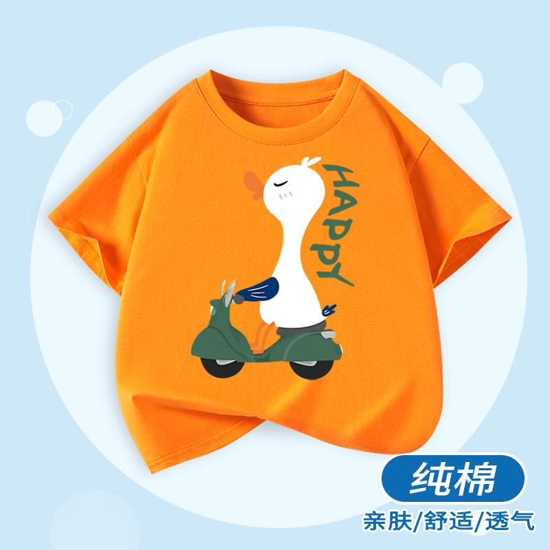 주황색 오토바이를 타고 있는 반팔 흰색 오리