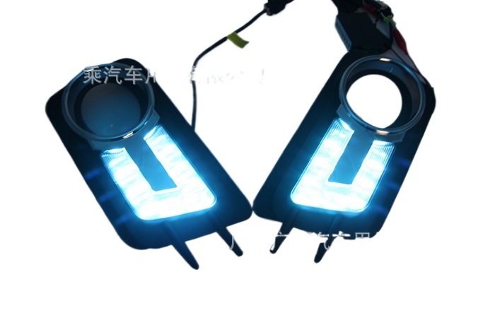 Adecuado para 10-13 Volkswagen Tiguan coche especial luz diurna LED luz de conducción Luz de niebla modificación