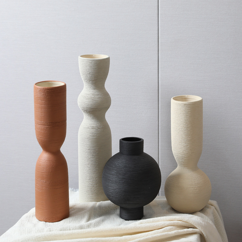 Vaso de cerámica de color pintado por el viento silencioso, decoración decorativa de flores secas en el escritorio del hogar.