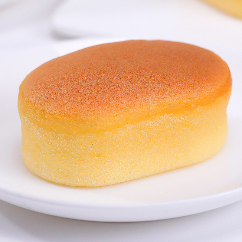 半熟のチーズケーキのスナックの怠け者のパンの箱全体は飢えの夜の朝食のインスタント食品を満たします。
