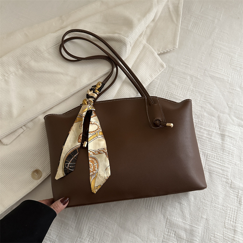 Bolsa de mano de seda de alto nivel 2025, primavera nueva bolsa de brazo de hombro, bolsas de tote populares este año