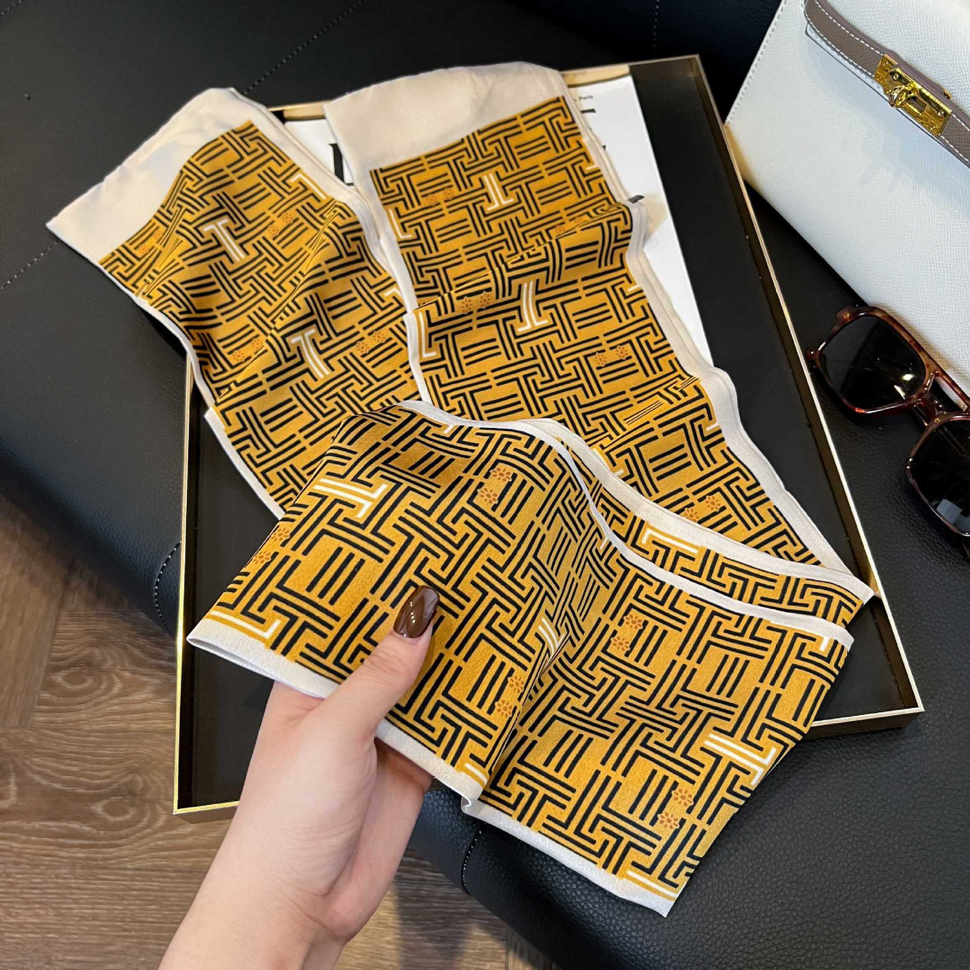 Nueva bufanda de seda pequeña banda larga estrecha para el cabello mujer estilo primavera y otoño moda madre bufanda estilo verano estilo fino serpentina bufanda al por mayor