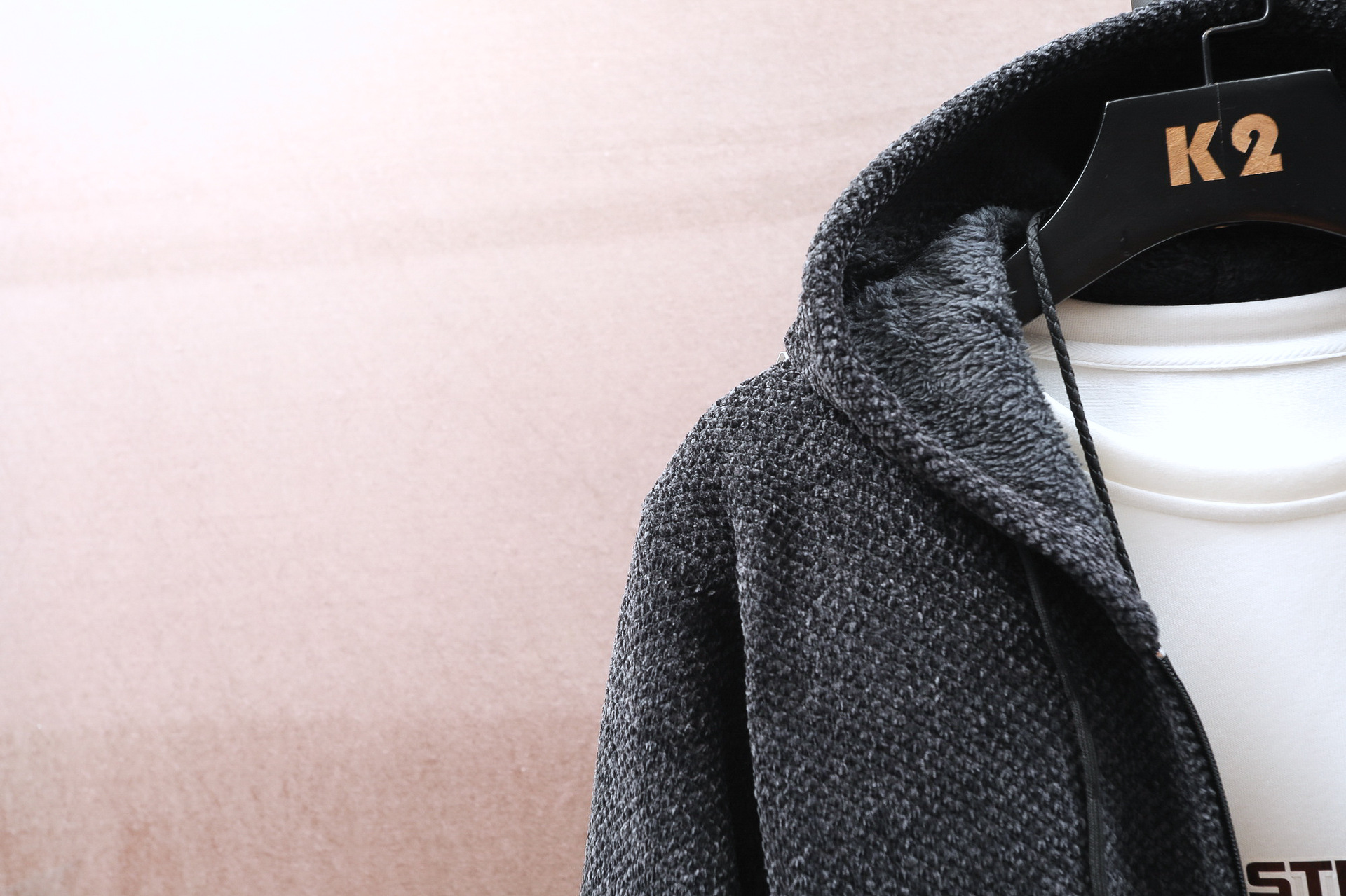 "Langer Chenille-Kapuzenpullover für Herren – Fleecegefütterter Slim Fit-Strickpullover mit geripptem Saum"_voghion.com