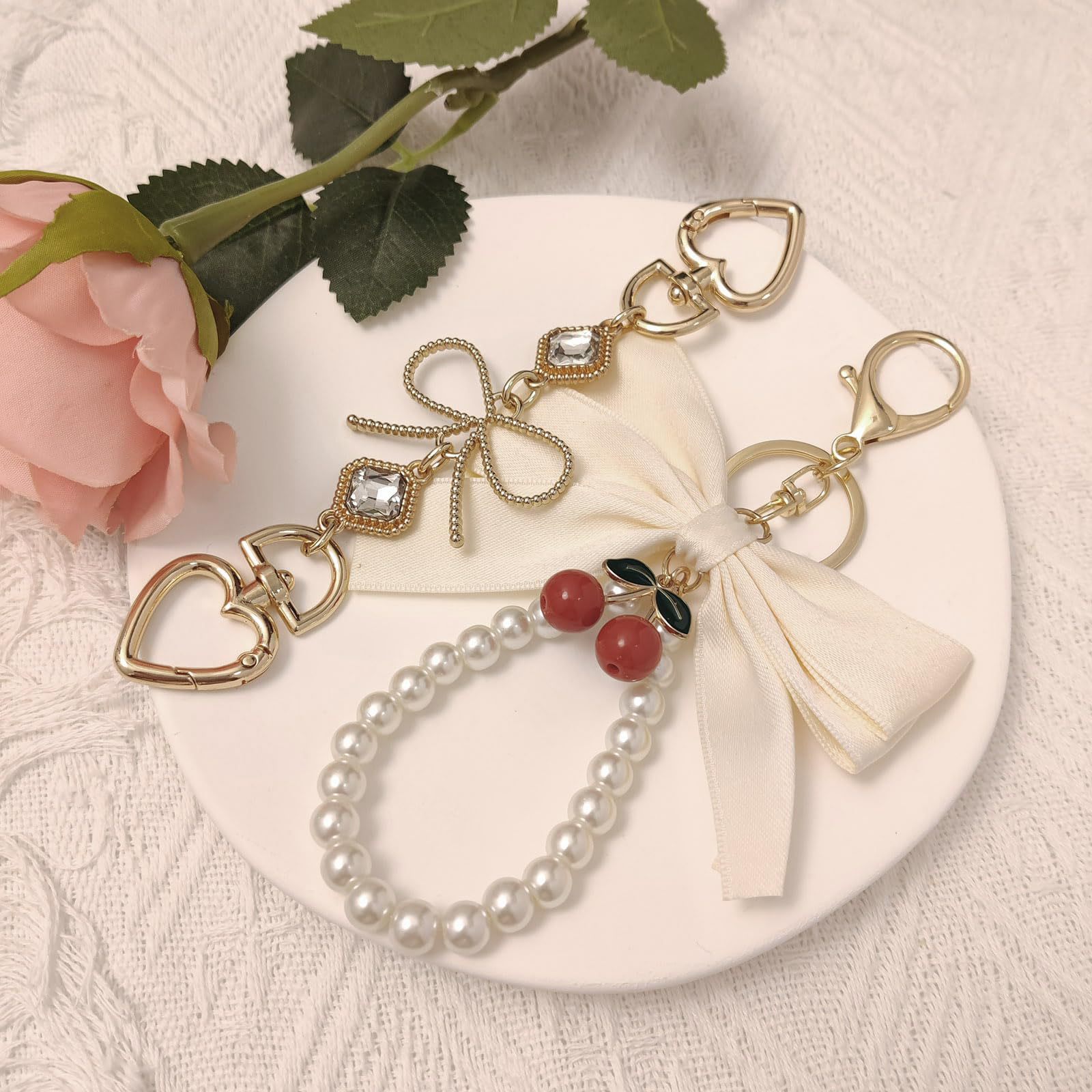 Ventas transfronterizas calientes cinta arco cadena de perlas llavero de metal colgante de flores bolsos de chicas regalos colgantes