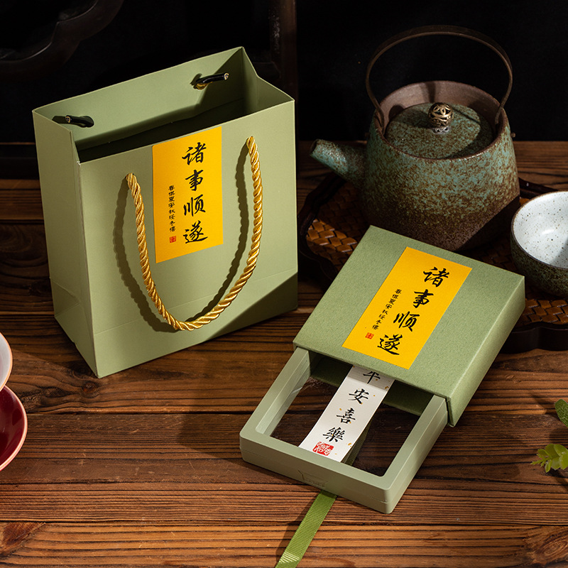 핸드백이 포함된 녹색 상자(스티커 포함)