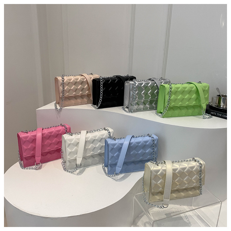 The 2024 autumn new embossed diamond-shaped single-shoulder crossbody bag with a chain design is a niche, fashionable, simple and retro small square bag undefined