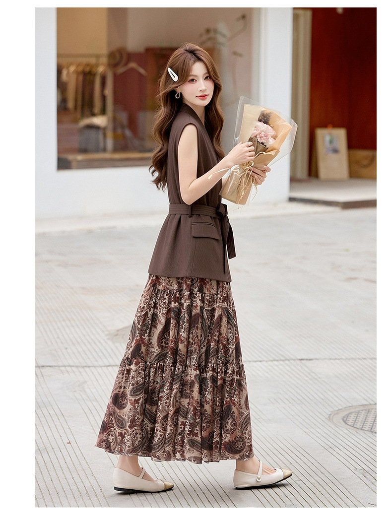 Bộ váy hai mảnh gồm áo vest không tay cổ V và chân váy midi họa tiết hoa, phong cách kỳ nghỉ — màu trắng, màu kaki, màu cà phê chi tiết 19