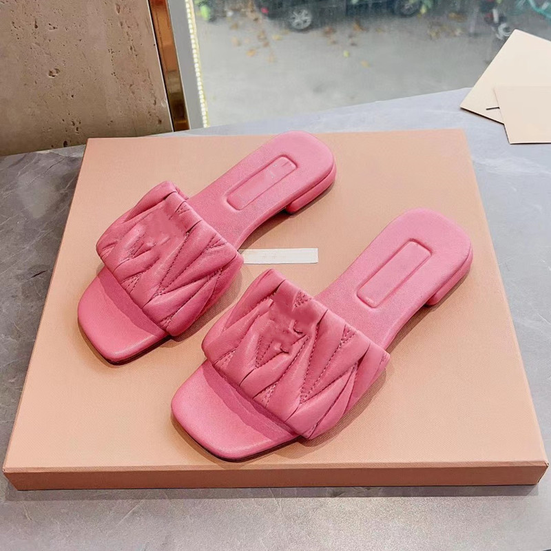 Versión alta Miao miu casa cabeza cuadrada zapatillas de una palabra mujeres verano 2023 nuevas letras de moda zapatos casuales de fondo plano mujeres