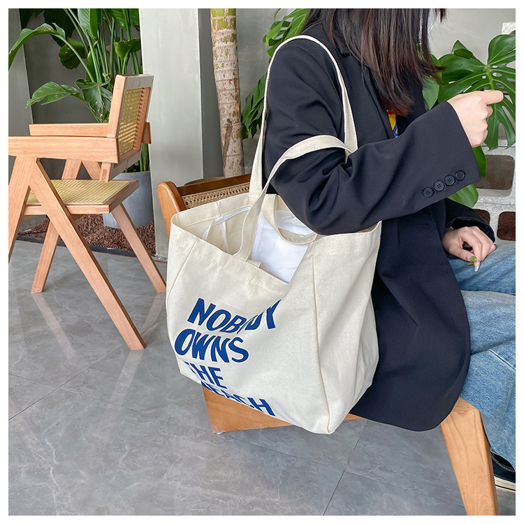 A large-capacity, sturdy Japanese-style canvas bag for women, a new 2022 simple bento handbag for girls to go to work undefined