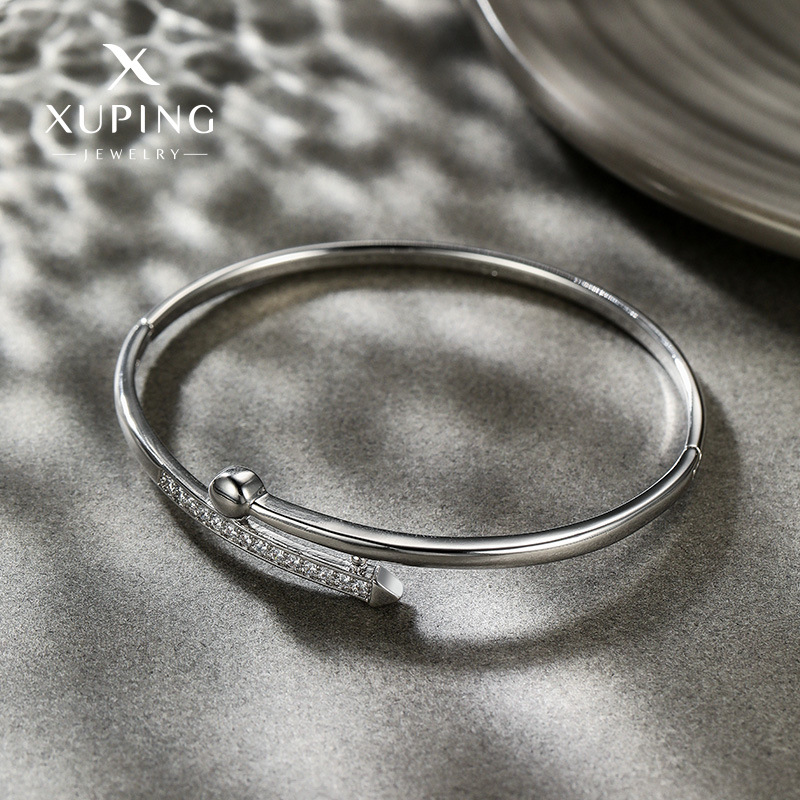 Nueva pulsera de lujo ligera de alta gama de Xuping, con piedras preciosas artificiales, sencilla y moderna, versátil, de estilo europeo y americano, ideal como regalo de amistad.