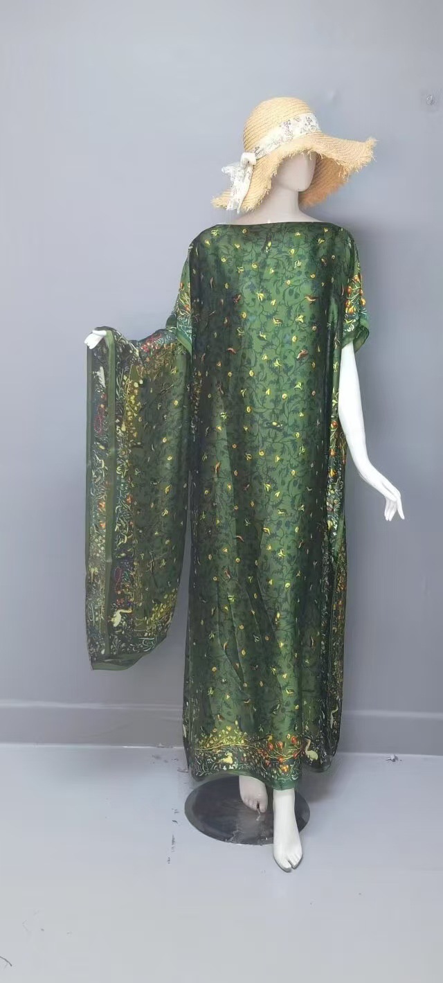 녹색 배경에 금 꽃 꽃