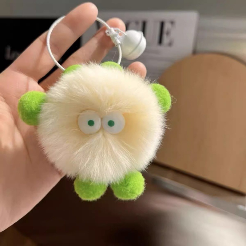 かわいい小さい石炭のボールはかばんの醜いものを包みます。|undefined