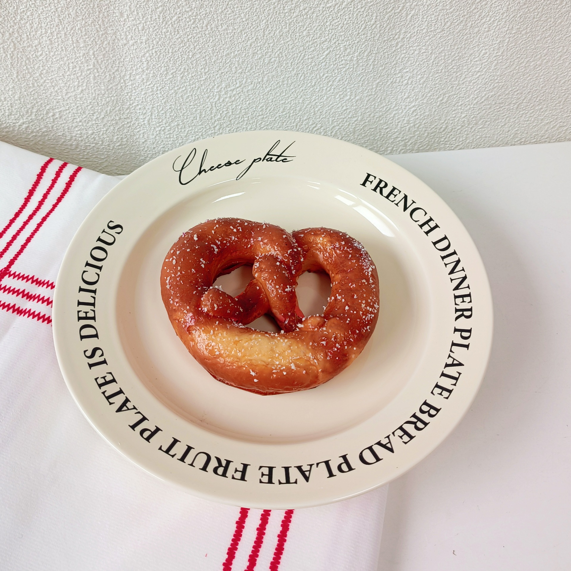 검은 글자가있는 크림 플레이트