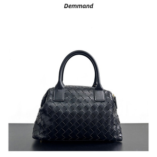 ��Ƥ����Ůʿ�����2023�¿���Ʒ�r�к��s���^������μ�б��Ů��