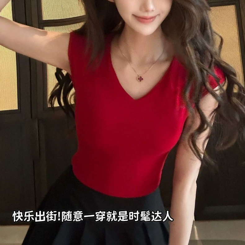 Маленькие летающие рукава сексуальная горячая девушка получает грудную клетку, завернутую в грудь