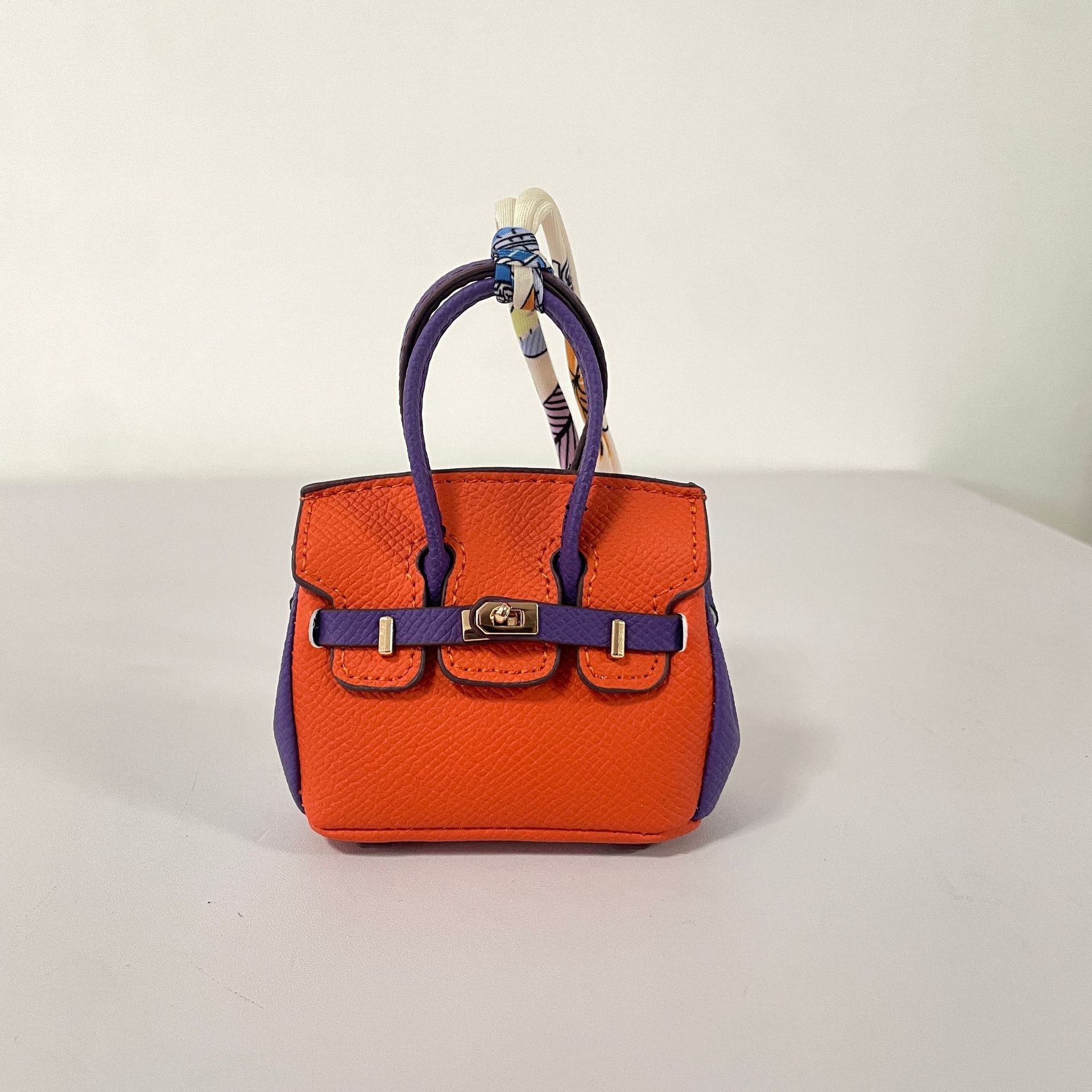 Mini colgante de bolsa de platino de color de contraste, colgante de bolsa de auriculares sobre rojo de alta gama, colgante de llavero de coche, colgante al por mayor