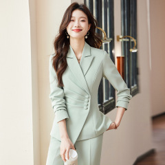 白いスーツの女性の高級感のある司会者は美容院の作業服を着ています。