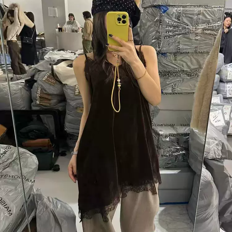 现H2026春季新款韩国东大门V领显瘦丝绒拼蕾丝叠搭吊带裙连衣裙女