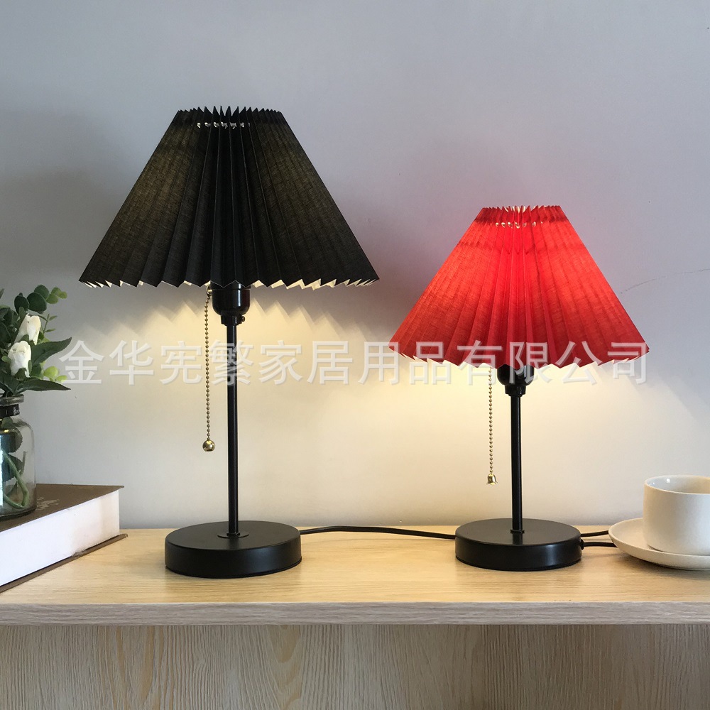 Fábrica directa de base de alambre de tracción de pliegues rojo y negro simple hierro forjado japonés estudio red ins decoración de iluminación de niña