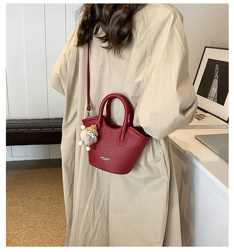 Hand held bucket for women 2024 new Korean version Instaram trendy fashion versatile shoulder simple niche crossbody_voghion.com