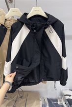 秋季穿搭拼色连帽冲锋衣外套女夹克上衣设计感今年流行工装棒球服