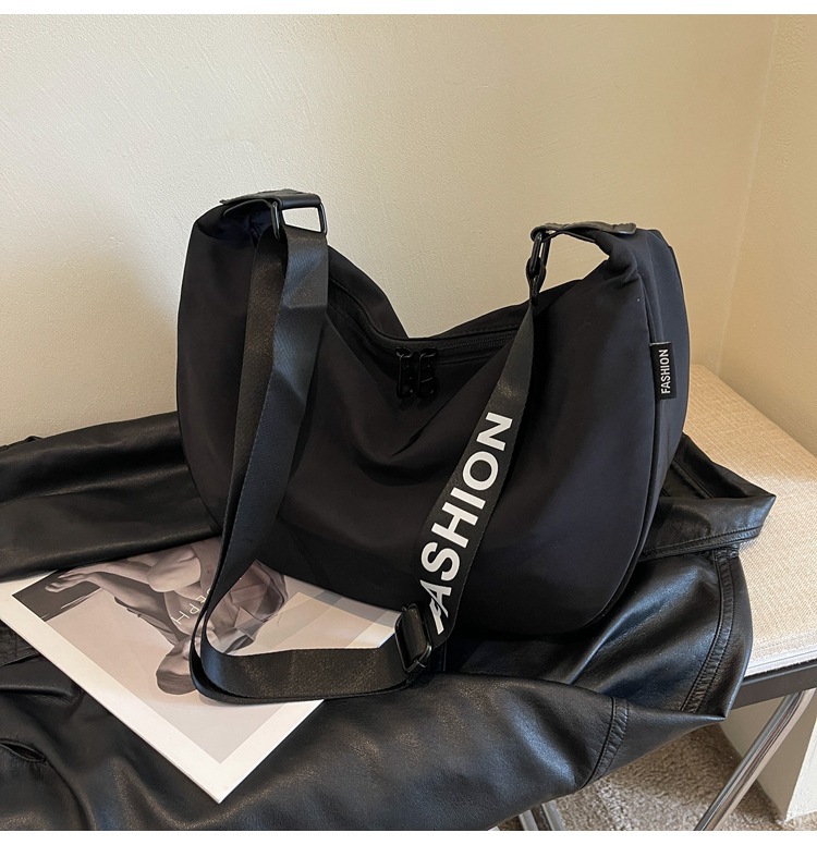 글자가 없는 검정색 대형 어깨끈