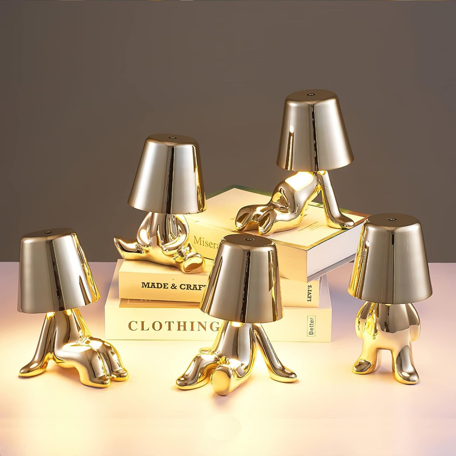 Cabecera de la cama con lámpara de consola de toque, tela de color, pequeño hombre de oro decoración dorada, estatuas de pensador, mesa LED