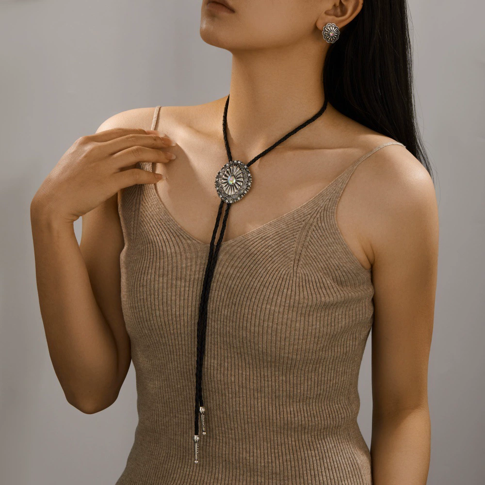 Европейский и американский ретро-костюм с галстуком-боло, европейская и американская черная веревка с серебряными резными серьгами, ожерелье, цепочка для свитера