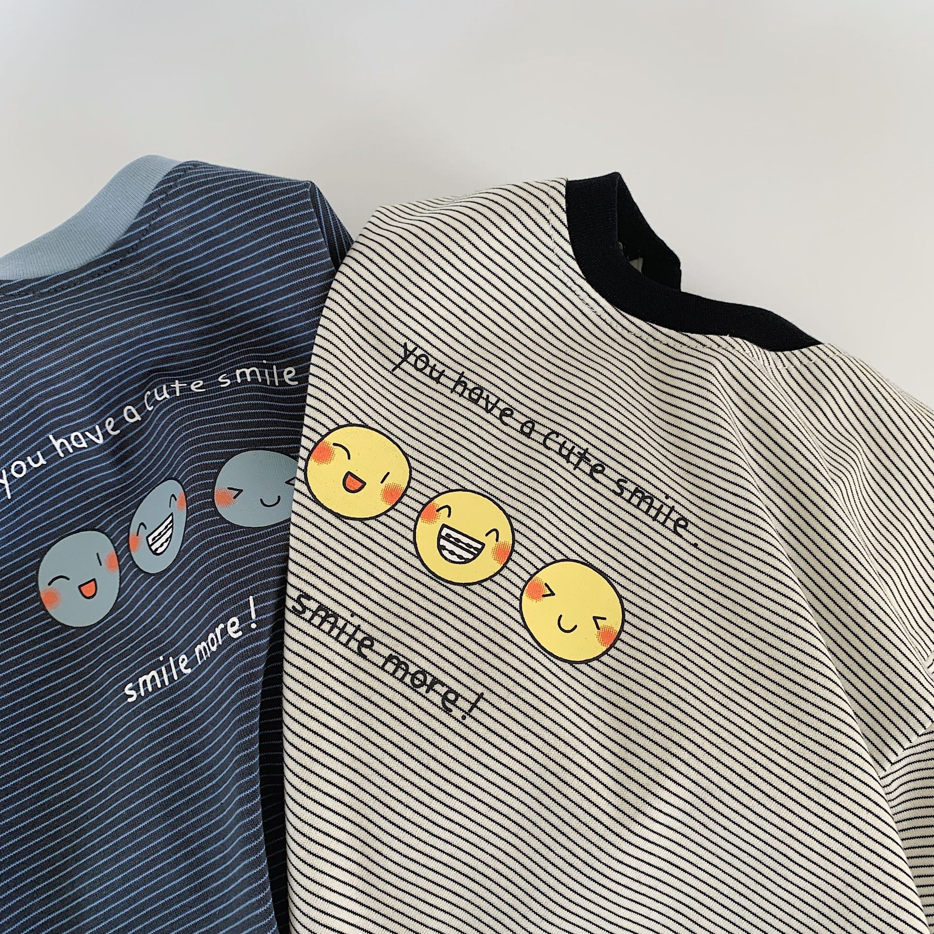 Camiseta de manga corta para niños Maibao 2025 verano nuevo estilo niños coreanos a rayas dibujos animados sonriente jersey al por mayor a