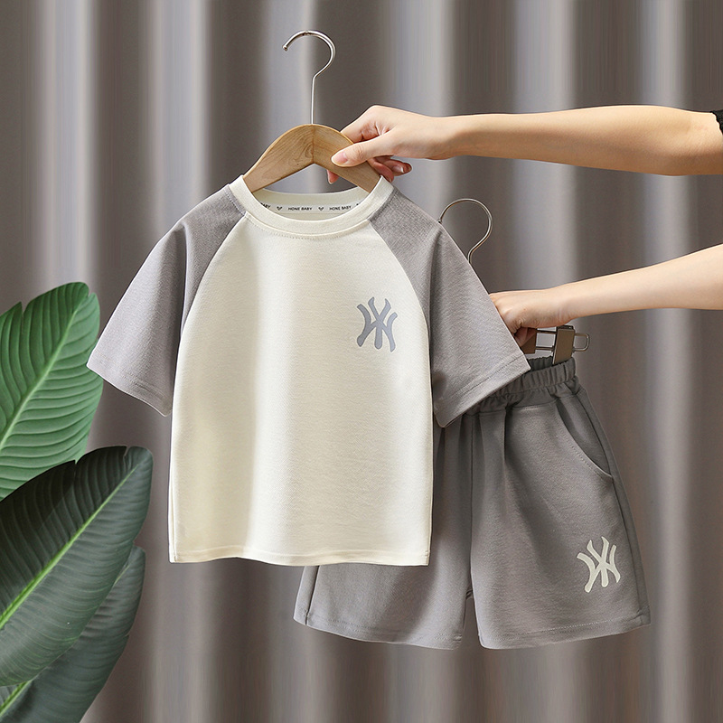 7487 Traje de verano para niños 2025 Nueva camiseta de manga corta a juego de colores de celebridades de Internet para niños Verano deportivo de dos piezas Verano