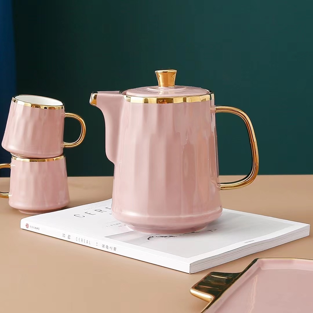 Estilo nórdico botella de agua fría traje de cerámica taza del hogar combinación chapado en oro flor tetera conjunto de agua regalo taza de color sólido