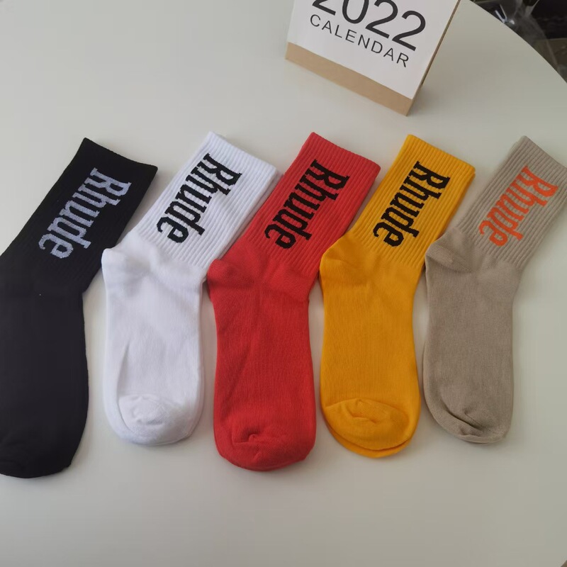 In-stock RHUDE letter print trendy brand wholesale mid-calf socks, street fashion for men and women, couples, cross-border AMIRI versatile socks