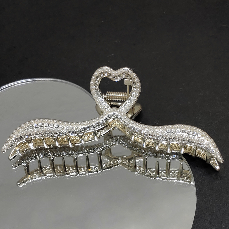 Korean Back Of The Head Shark Clip The Face Wash Hair Pearl-studded Love Hair Clip display picture 8