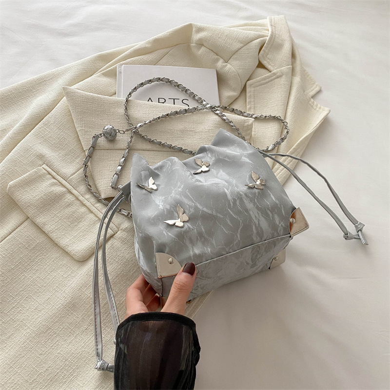 Alta textura mariposa decoración de hombro mochila 2024 verano nuevo nicho de diseño de cadena con bolsas de cubo