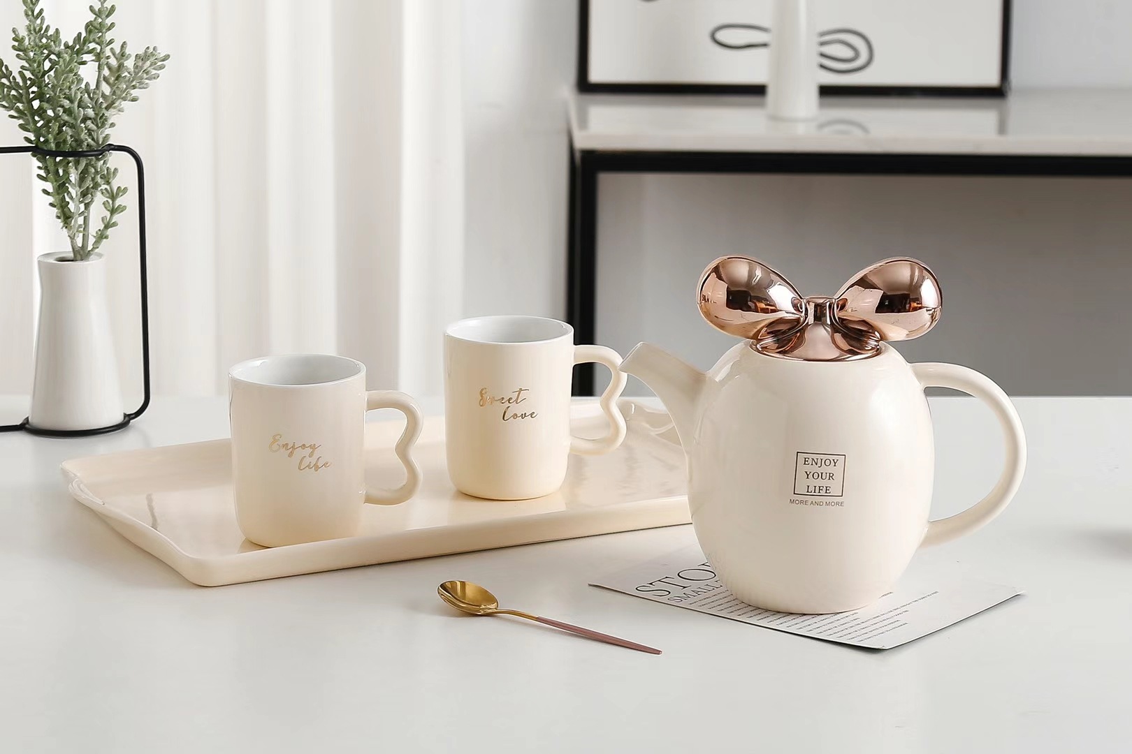 Traje de hervidor de estilo nórdico personalizado Taza de combinación de botella de agua fría de cerámica personalizada Taza de café chapada en oro con bandeja Taza