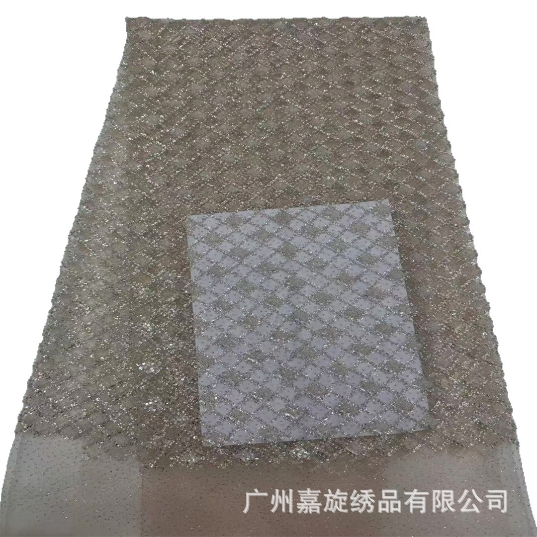 Vestido de novia de tela de malla con rejilla pequeña en forma de diamante y adornos de lentejuelas de cuerpo entero, vestido de actuación con bordado de cuentas en tubo.