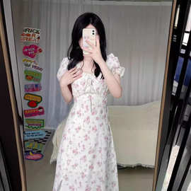 法式复古碎花连衣裙女2026年夏季新款收腰显瘦系带开叉泡泡袖裙子
