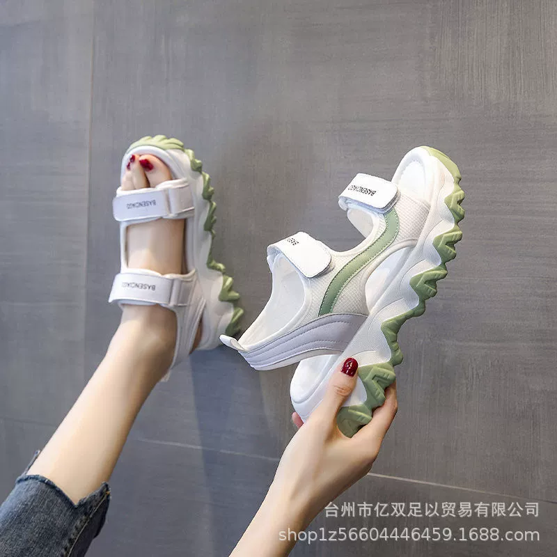 Оптовые спортивные сандалии женские 2023 летние новые пляжные туфли с кексом и волной студенческие спортивные сандалии на платформе, увеличивающие рост, женские