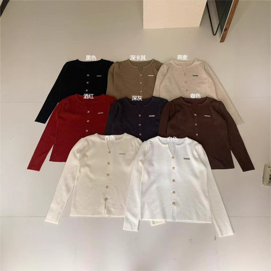 2025秋冬新款大码女装显瘦上毛衣欧货V领星星纽扣针织内搭打底衫