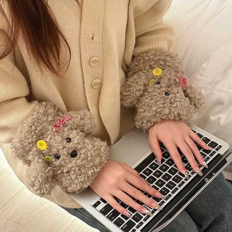 可爱毛绒袖套女2025新款防脏套袖成人办公室秋冬季羽绒服专用护袖