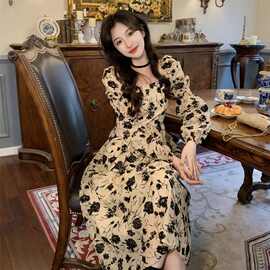 跨境赫本风碎花长袖连衣裙女2025春秋新款复古方领收腰显瘦大摆裙
