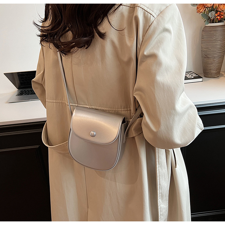 Single shoulder solid color, simple and versatile, casual crossbody mobile commuting mini box, saddle bag, women's bag_voghion.com